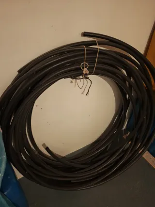 Tubo negro enrollado