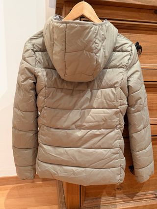 Chaqueta acolchada beige con capucha