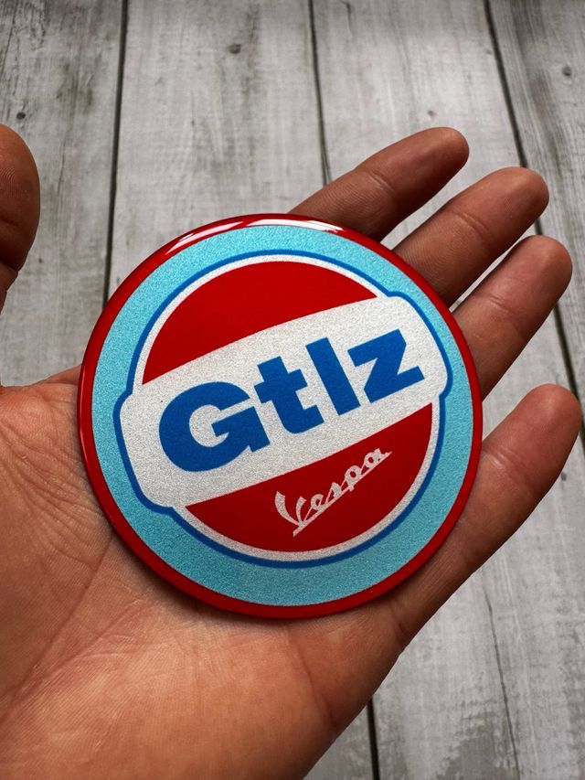 EMBLEMA MAGNETICO PIAGGIO VESPA GTLZ GULF FRONTAL