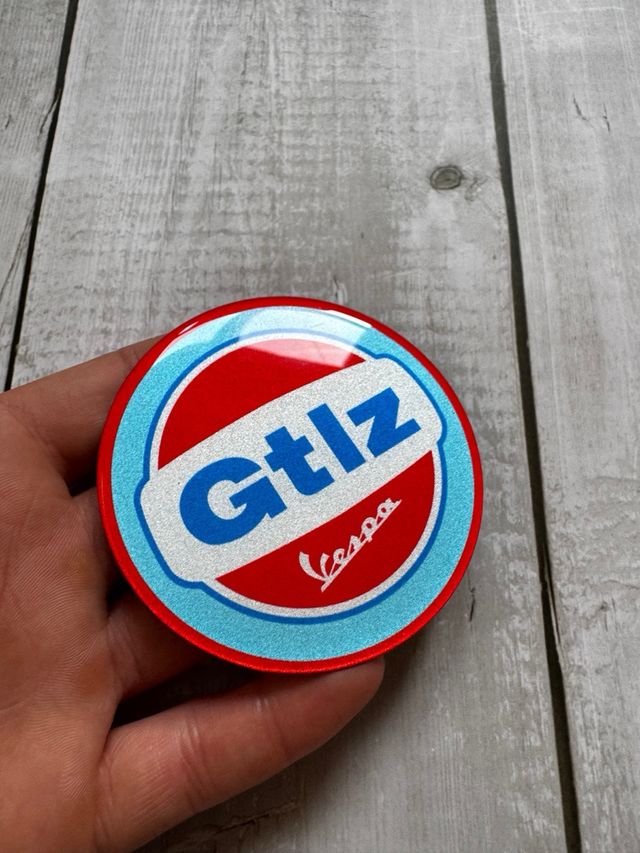 EMBLEMA MAGNETICO PIAGGIO VESPA GTLZ GULF FRONTAL