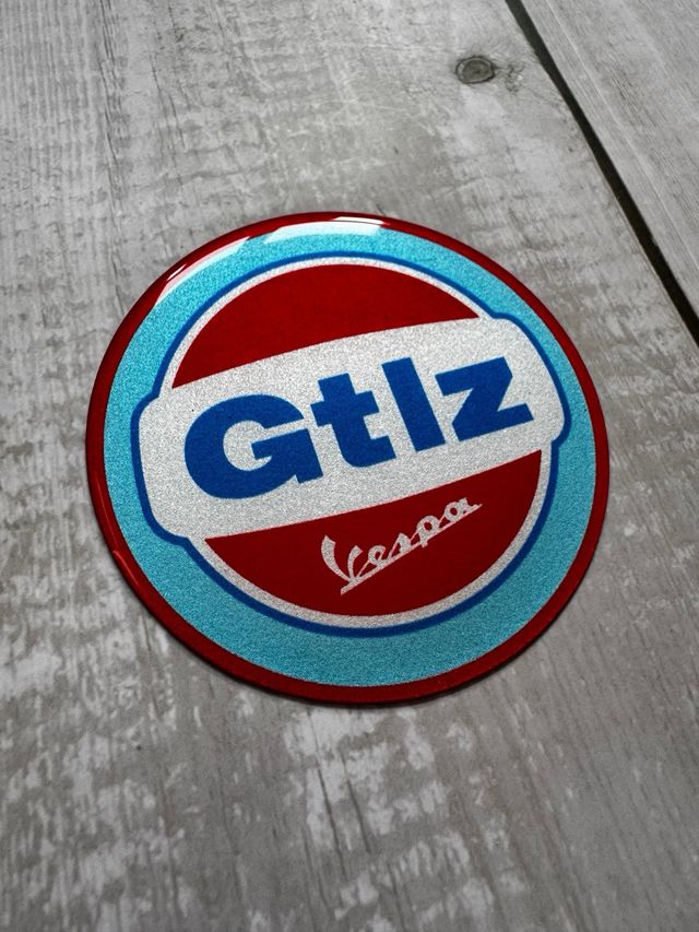 EMBLEMA MAGNETICO PIAGGIO VESPA GTLZ GULF FRONTAL