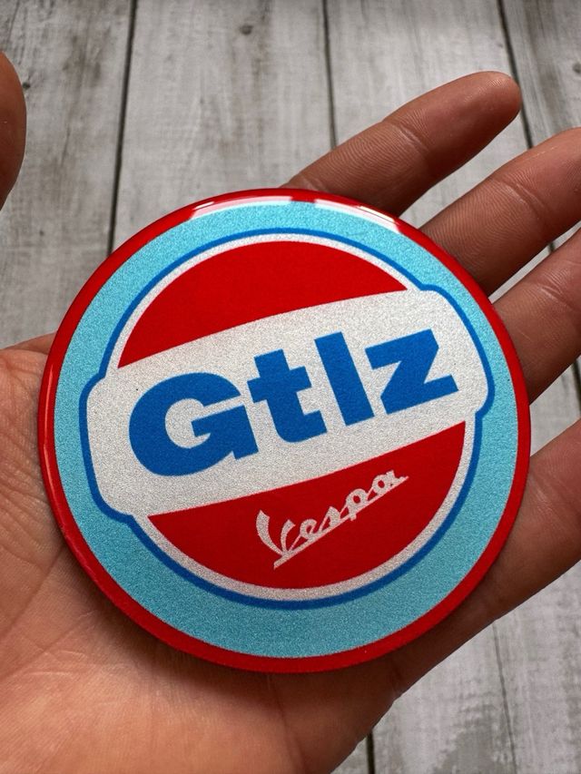 EMBLEMA MAGNETICO PIAGGIO VESPA GTLZ GULF FRONTAL