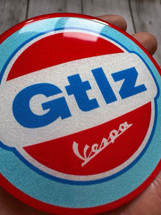 EMBLEMA MAGNETICO PIAGGIO VESPA GTLZ GULF FRONTAL