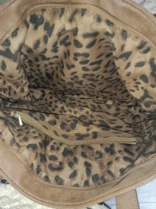 Bolso marrón con diseño floral imitación piel