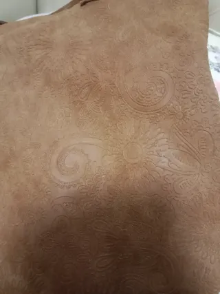 Bolso marrón con diseño floral imitación piel