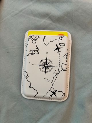 Cartera de cuero con mapa y aviones
