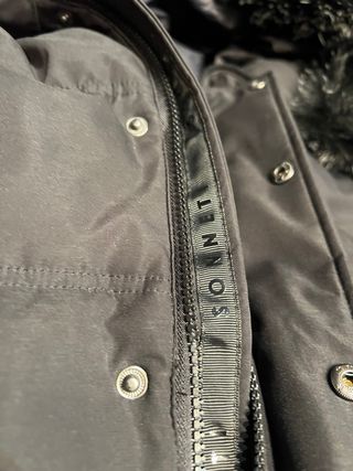 Chaqueta Sonneti Negra con Capucha de Pelo