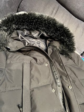 Chaqueta Sonneti Negra con Capucha de Pelo
