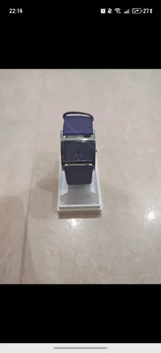 Reloj de pulsera plateado y morado