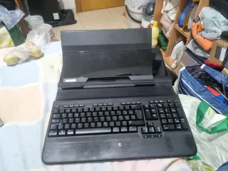 Soporte con teclado Logitech negro