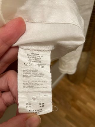 Blusa Tintoretto blanca bordada morada