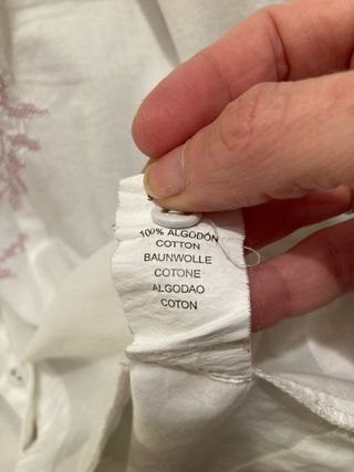 Blusa Tintoretto blanca bordada morada