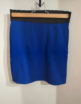 Falda azul con cinturilla negra