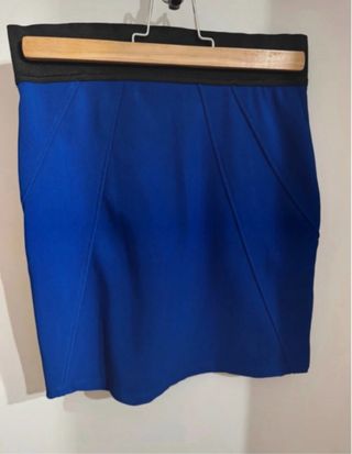 Falda azul con cinturilla negra