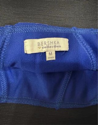 Falda azul con cinturilla negra