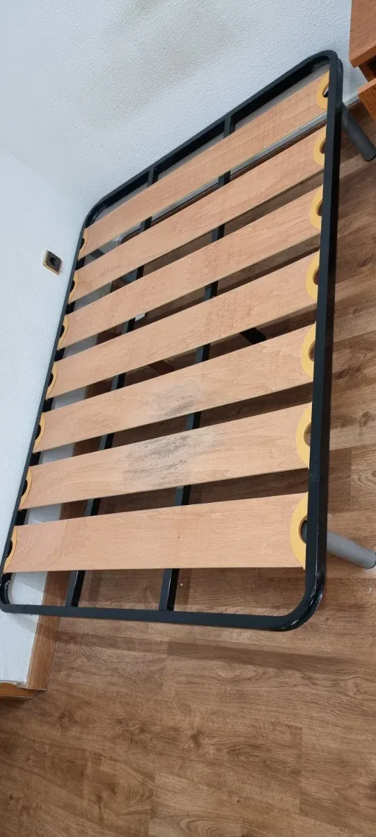 Base de cama de lamas metálica y madera y colchon