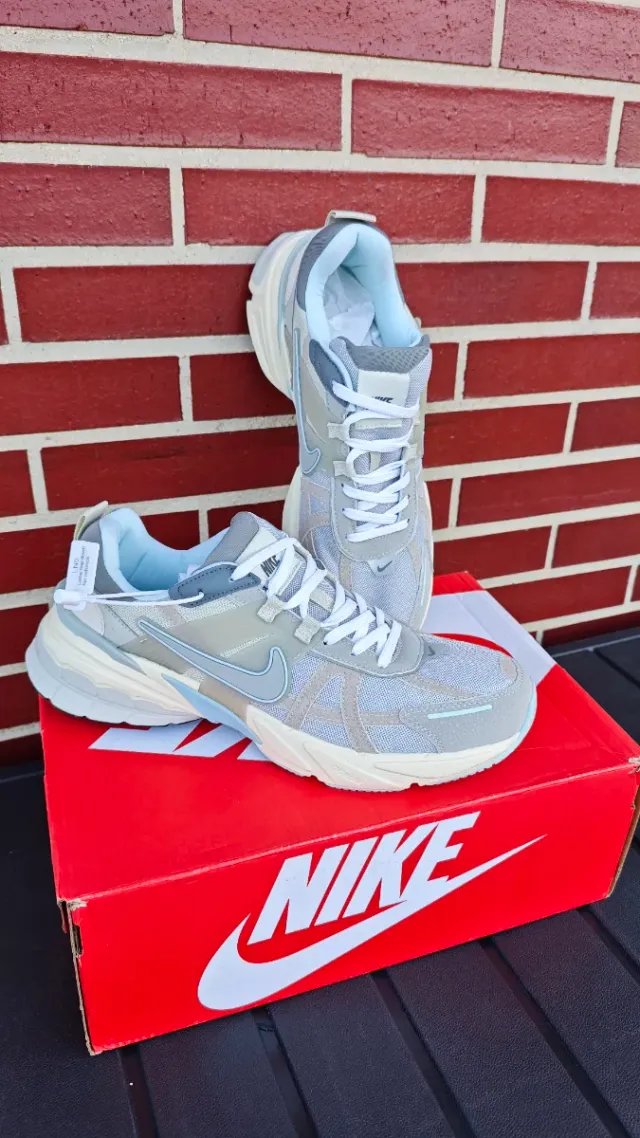 Zapatillas Nike Grises y Blancas