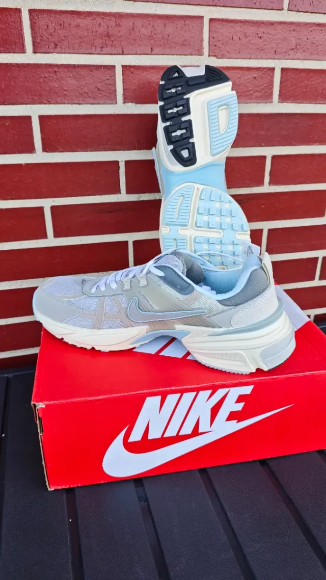 Zapatillas Nike Grises y Blancas