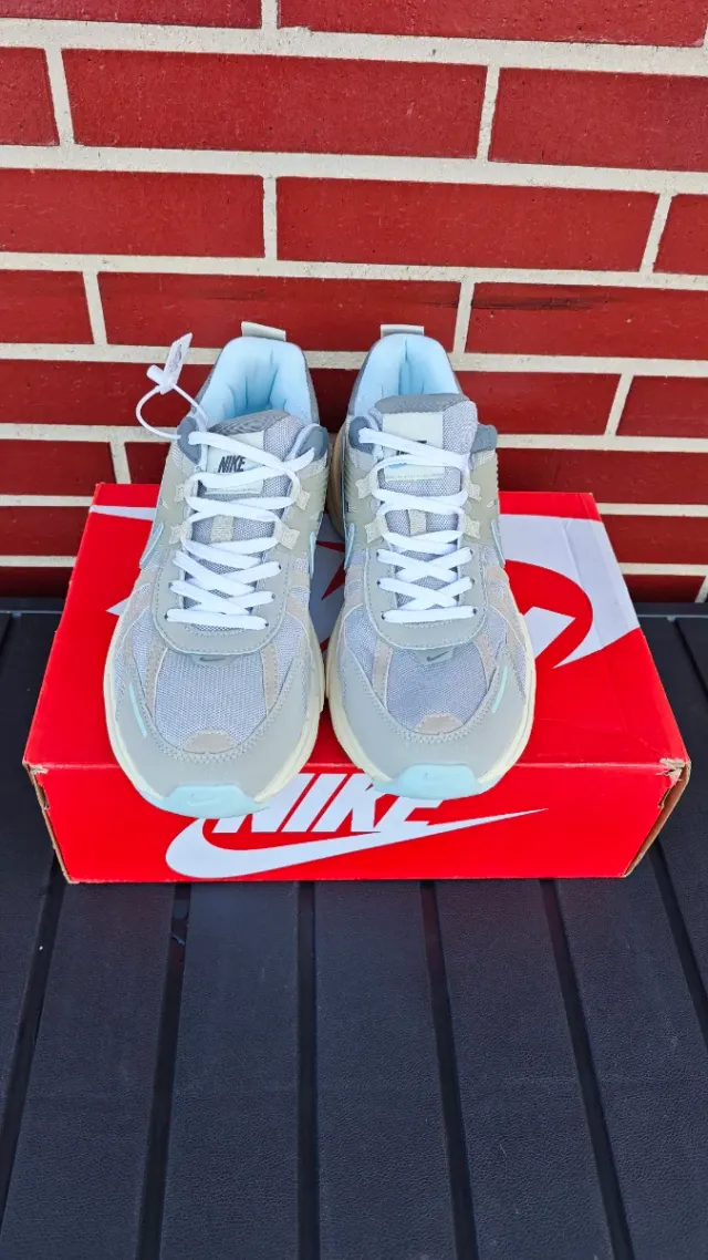 Zapatillas Nike Grises y Blancas