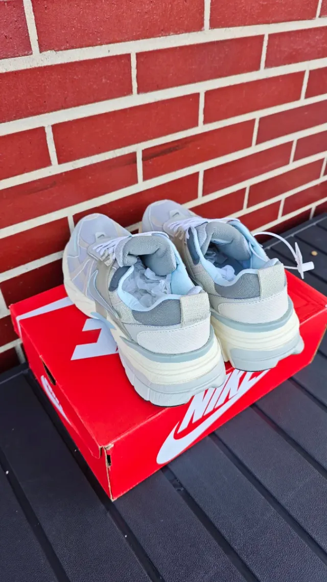 Zapatillas Nike Grises y Blancas