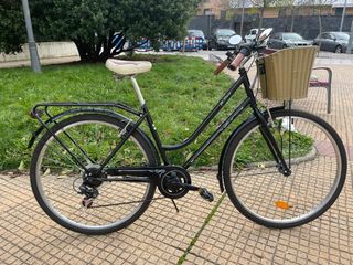 Bicicleta de paseo negra con cesta