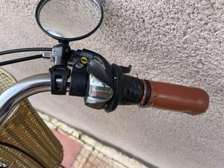 Bicicleta de paseo negra con cesta