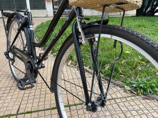 Bicicleta de paseo negra con cesta