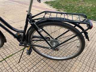 Bicicleta de paseo negra con cesta