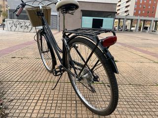 Bicicleta de paseo negra con cesta