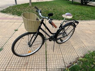 Bicicleta de paseo negra con cesta