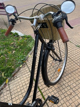 Bicicleta de paseo negra con cesta