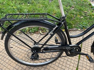 Bicicleta de paseo negra con cesta