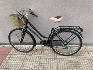 Bicicleta de paseo negra con cesta