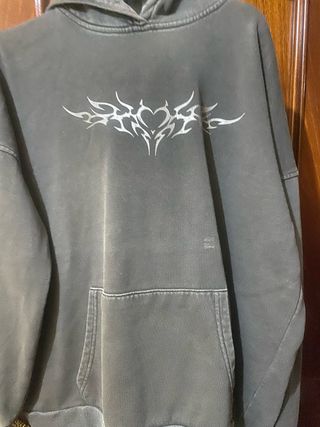 Sudadera gris con estampado y capucha