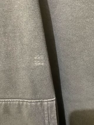 Sudadera gris con estampado y capucha