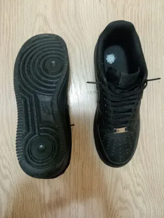 Nike Air Force 1negras + cordones gruesos