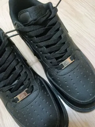 Nike Air Force 1negras + cordones gruesos