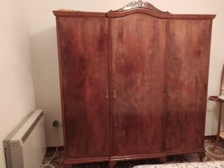 Armario de madera clásico