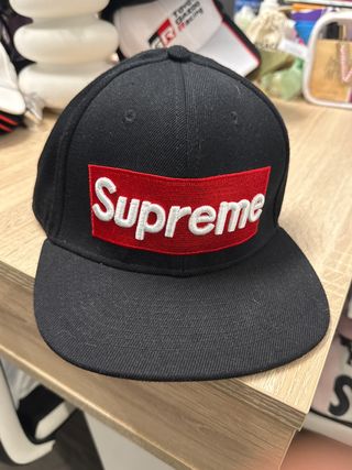 Gorra Supreme Negra Roja 1 Uso