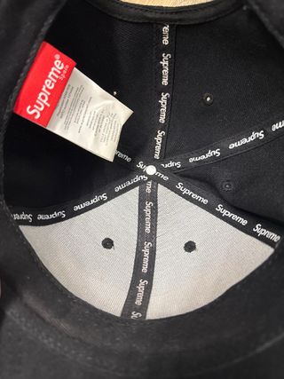 Gorra Supreme Negra Roja 1 Uso