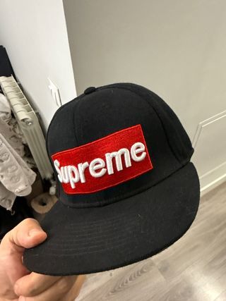 Gorra Supreme Negra Roja 1 Uso