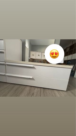 Cajonera blanca de madera.