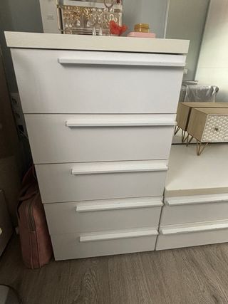 Cajonera blanca de madera.