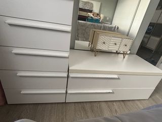 Cajonera blanca de madera.