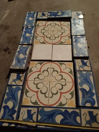 Azulejos antiguos decorativos león y flor