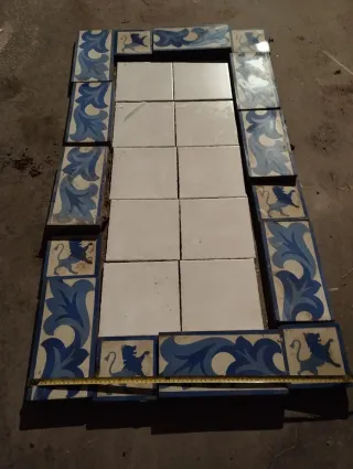 Azulejos antiguos decorativos león y flor