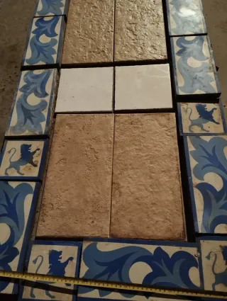 Azulejos antiguos decorativos león y flor