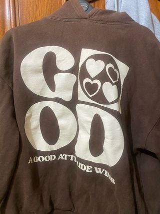 Sudadera GOOD con corazones