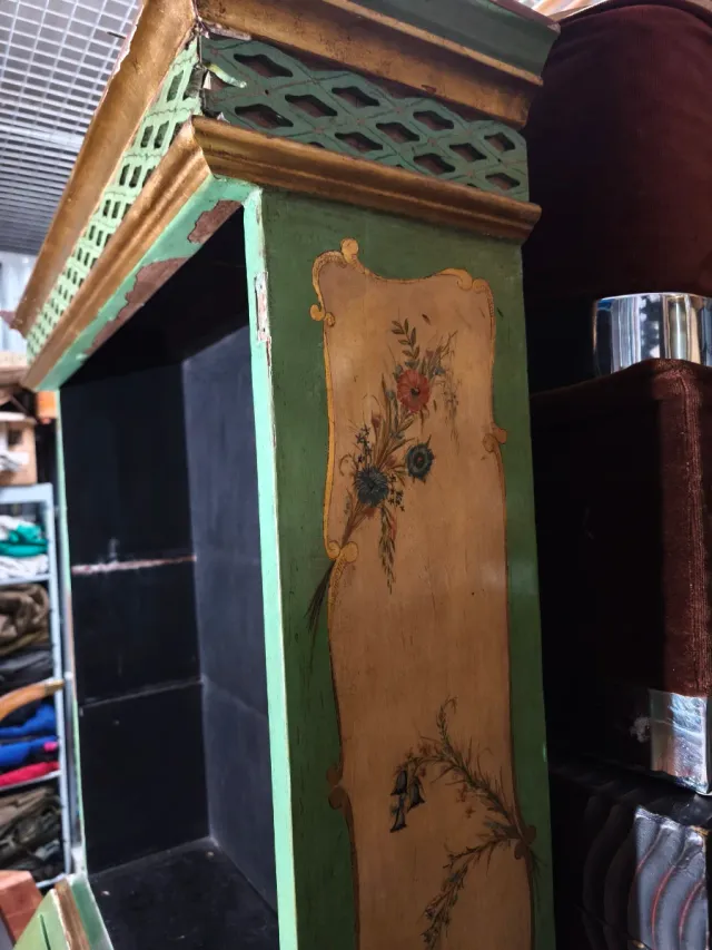 Precioso secreter veneciano pintado a mano