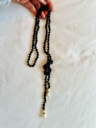 Collar largo negro con perlas